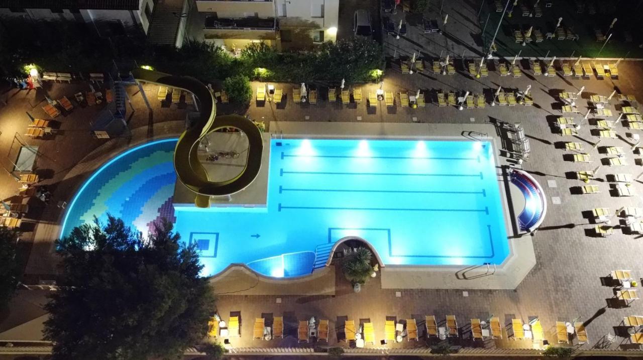 SoleMare Hotel e Residence Misano Adriatico Esterno foto